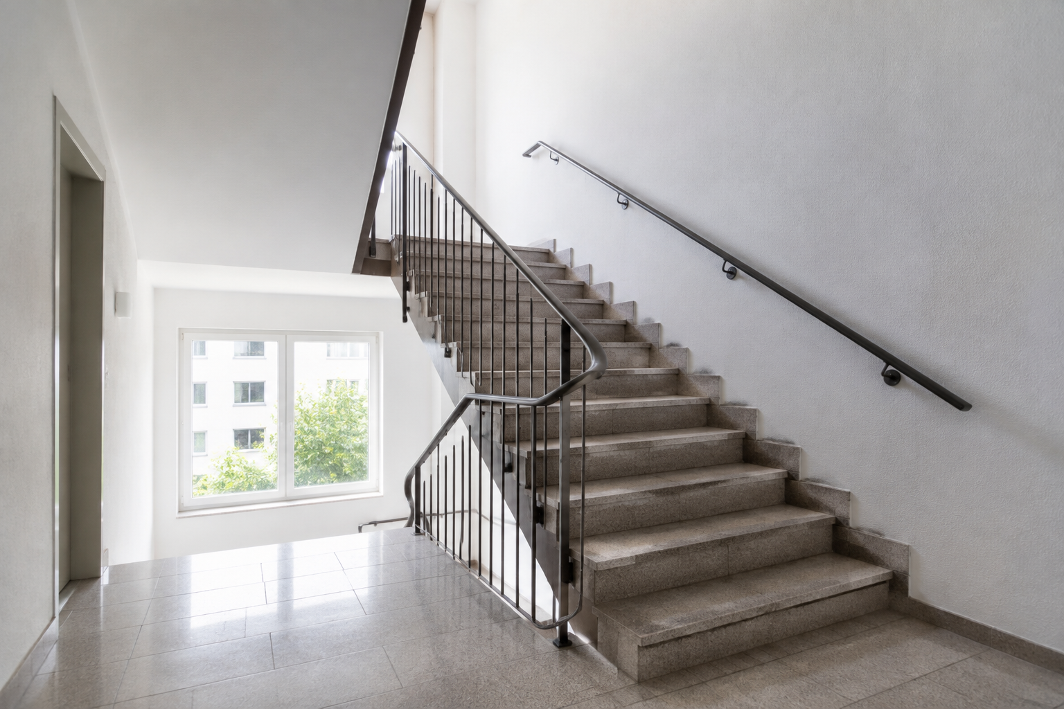 Sauberes Treppenhaus als Symbolbild für private Immobilien